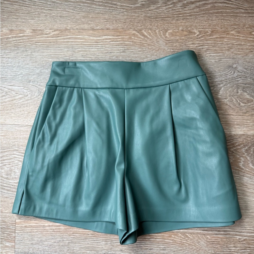 Susana Monaco faux leather pleated shorts in rosemary, size small